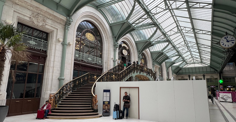 Hall 1, Gare de Lyon, steps up to the Train Bleu restaurant