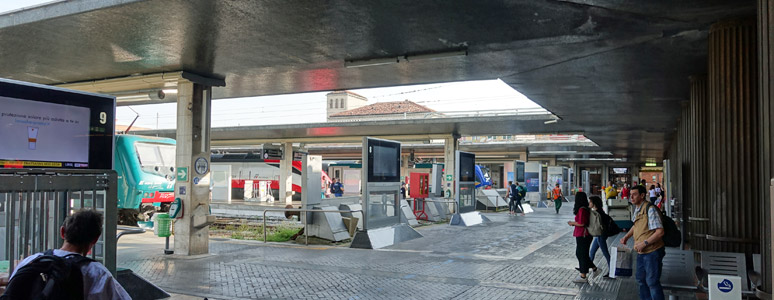 Venice Santa Lucia, circulating area behind the platforms