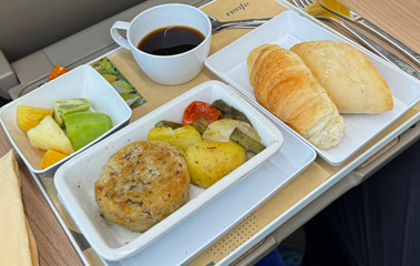 Premium fare meal oin an S106 AVE