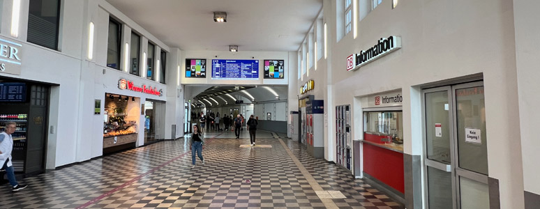 Cologne Messe/Deutz passageway to platforms