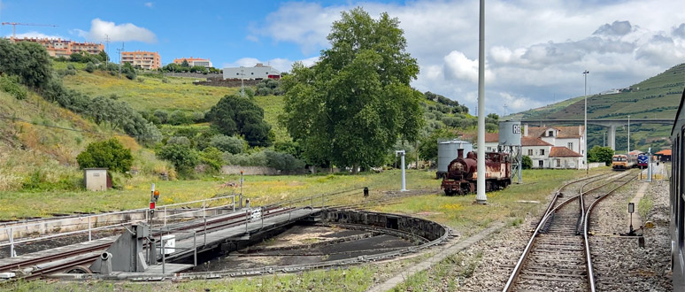 Turntable and rusting steam engine at Regua