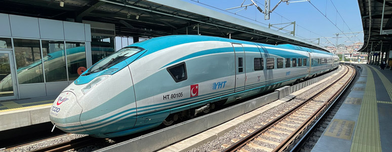 Sogutlucesme platforms with YHT train