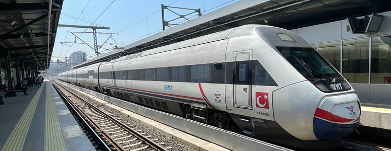 Sogutlucesme platforms with YHT train