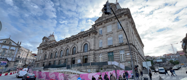 Porto Sao Bento station exterior