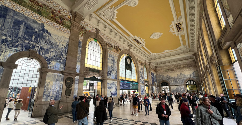 Porto Sao Bento station exterior