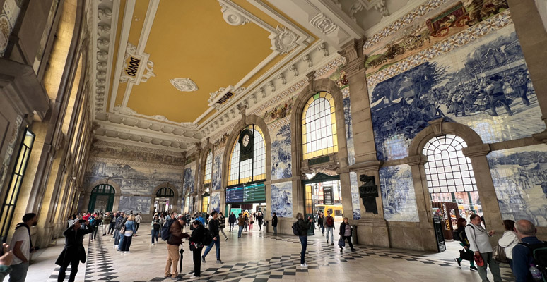 Porto Sao Bento station exterior